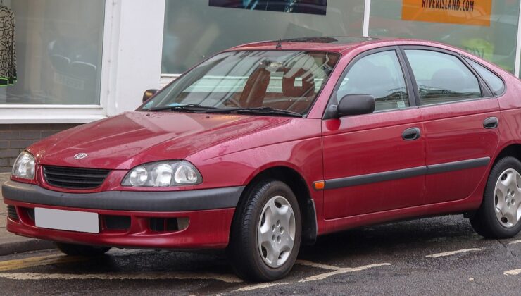 90’ların Efsanesi Toyota Avensis T22: Zamanın Ötesinde Özellikler